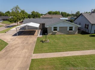 822 W Broadway St, Okemah, OK 74859