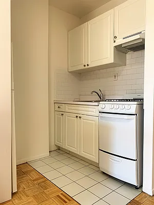 Rented by Buchbinder & Warren | media 6