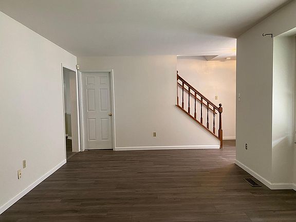 3rd image of 709 Fox Chase Cir