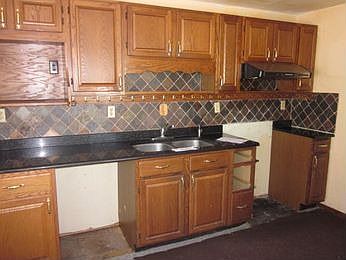 3rd image of 1713 Queens Ct