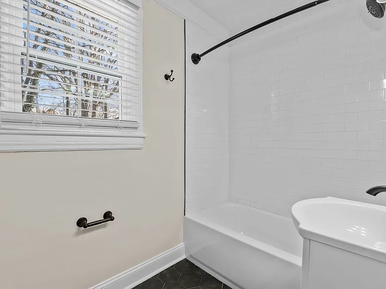 910 Clarendon St #A — Photo 12