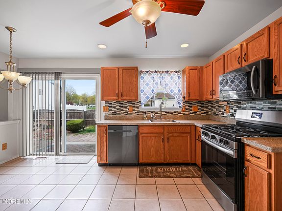 3rd image of 23 Dogwood Court