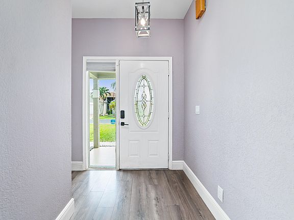 4th image of 1062 Fairfax Cir W