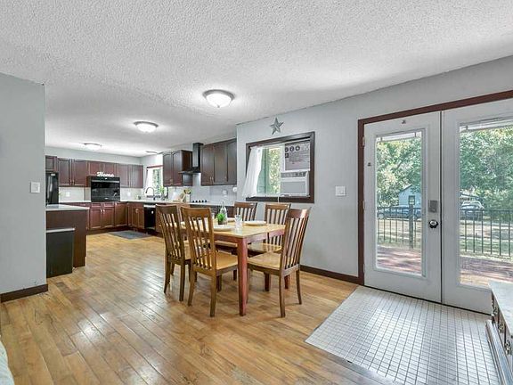 5th image of 118 S 3rd Ave E