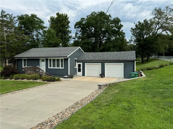 4494 E Oakwood Dr, Pleasant Hill, IA 50327