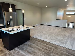 738 Prairie Ave, Horace, ND 58047