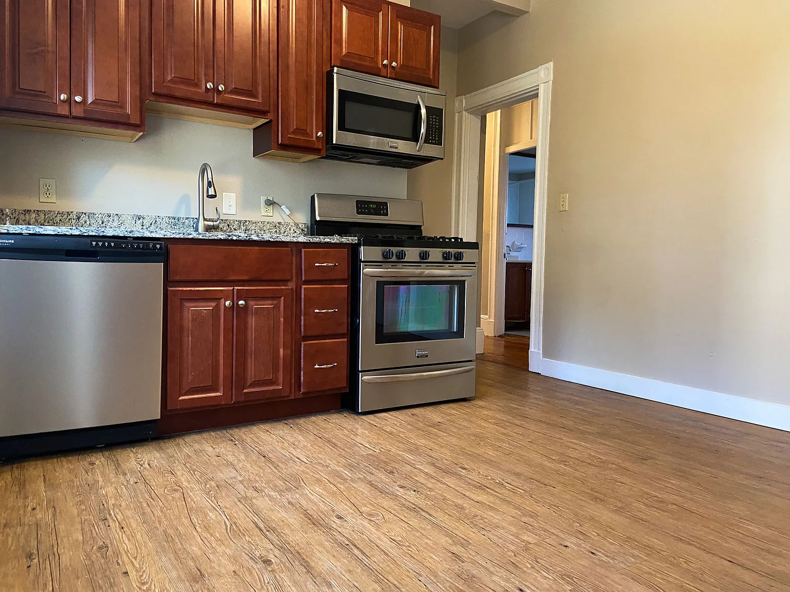 4 bed, 9999 sqft, $7,000 — Photo 1
