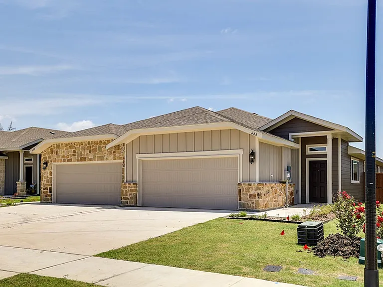 648 Blackland Dr — Photo 2