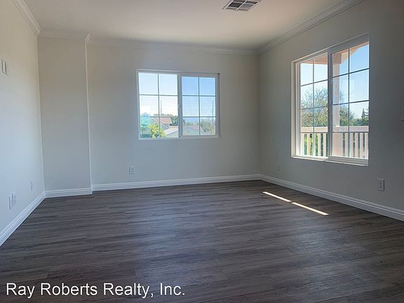 5th image of 1042 W Almond Ave