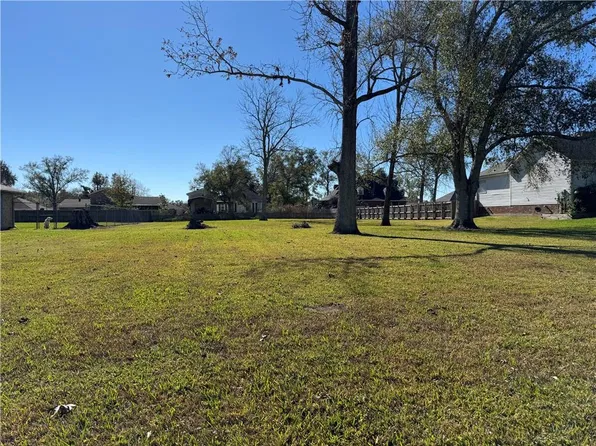64 N Kelly Ln, Westwego, LA 70094