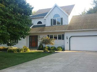 5143 Island Rd, Butte Des Morts, WI 54927