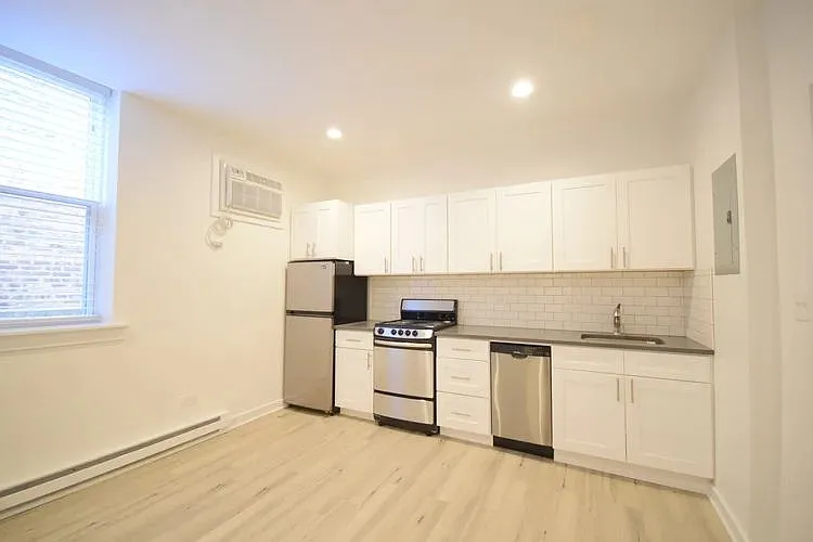944 W Montrose — Photo 9