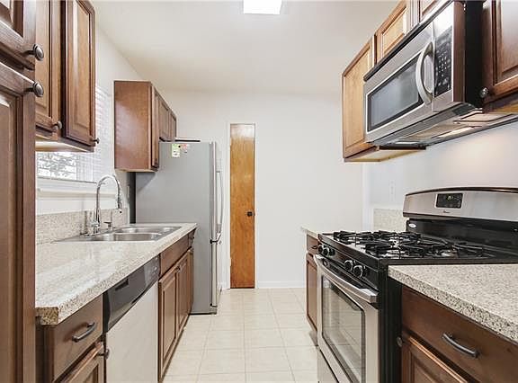 5th image of 833 Oakwood Dr