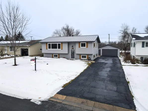 719 Reichel Cir NE, Stewartville, MN 55976