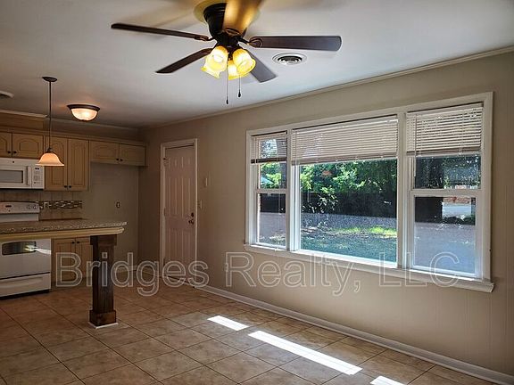 5th image of 3720 Columbia Dr