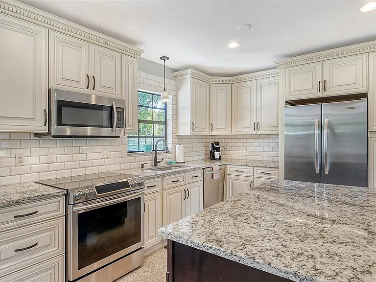 2309 Lynn St — Photo 10
