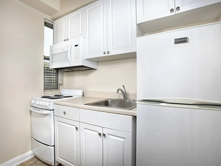 Empire Apartments — Photo 7