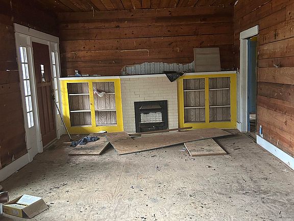 3rd image of 714 E 3rd St