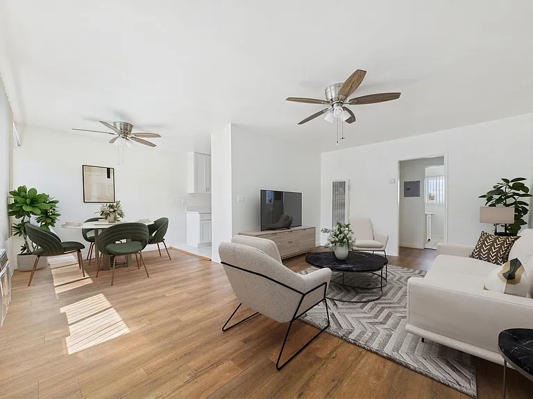 13060 Burbank Blvd. Apartments — Photo 38
