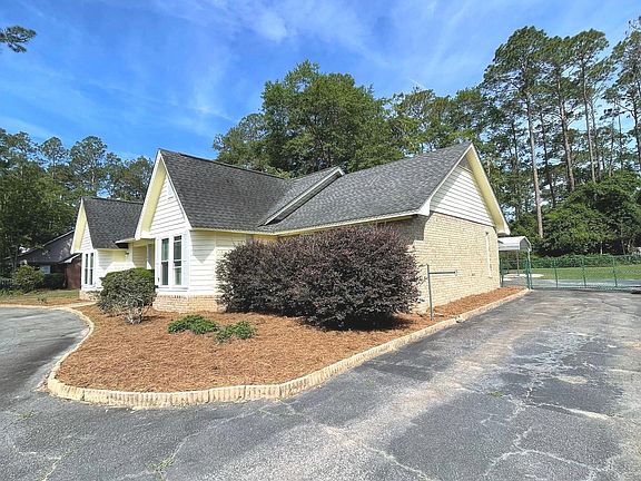 4th image of 1104 Lakeview Dr