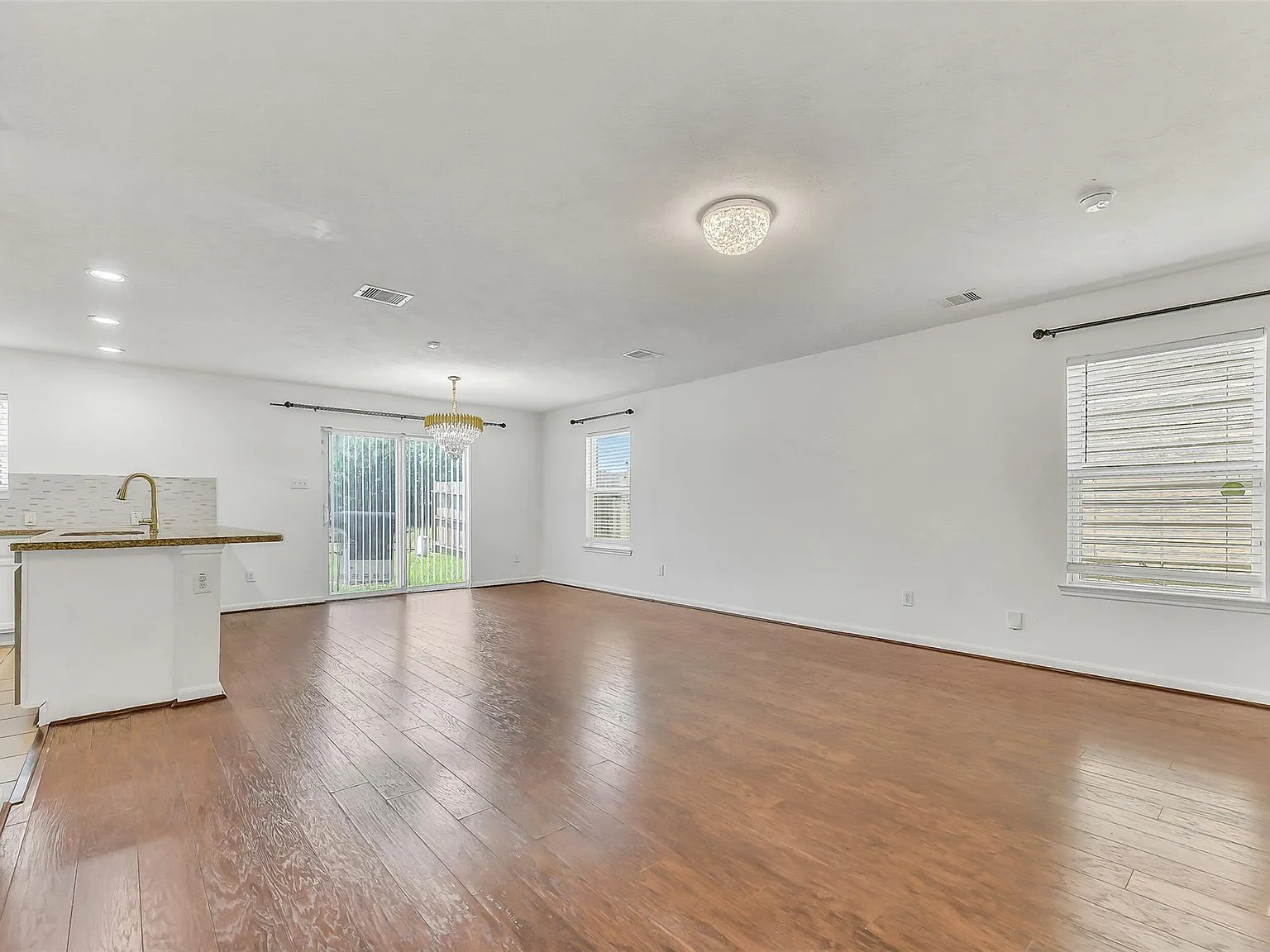 3 bed, 2.5 bath, 1695 sqft, $1,900 — Photo 4