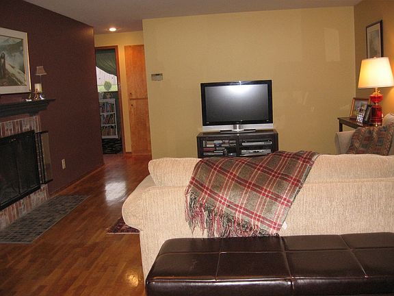 looking to hallway with bedrooms and bath