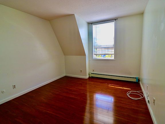 3rd image of 1172 Hoe Ave Floor 2