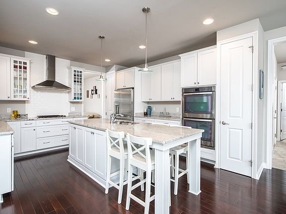 Custom kitchen w double oven