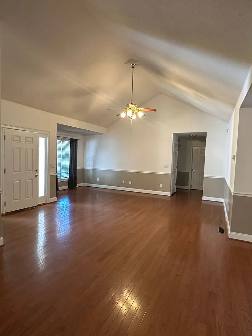 4 Bedroom Home in North Hall — Photo 2
