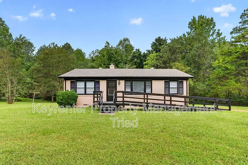 3 bed, 1.0 bath, 1025 sqft, $1,650 — Photo 1