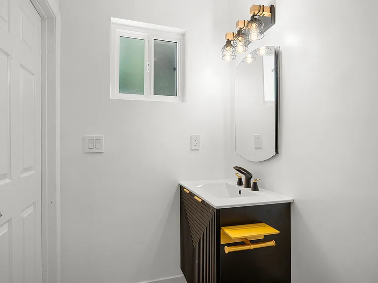22432 Burbank Blvd #1/2 — Photo 11