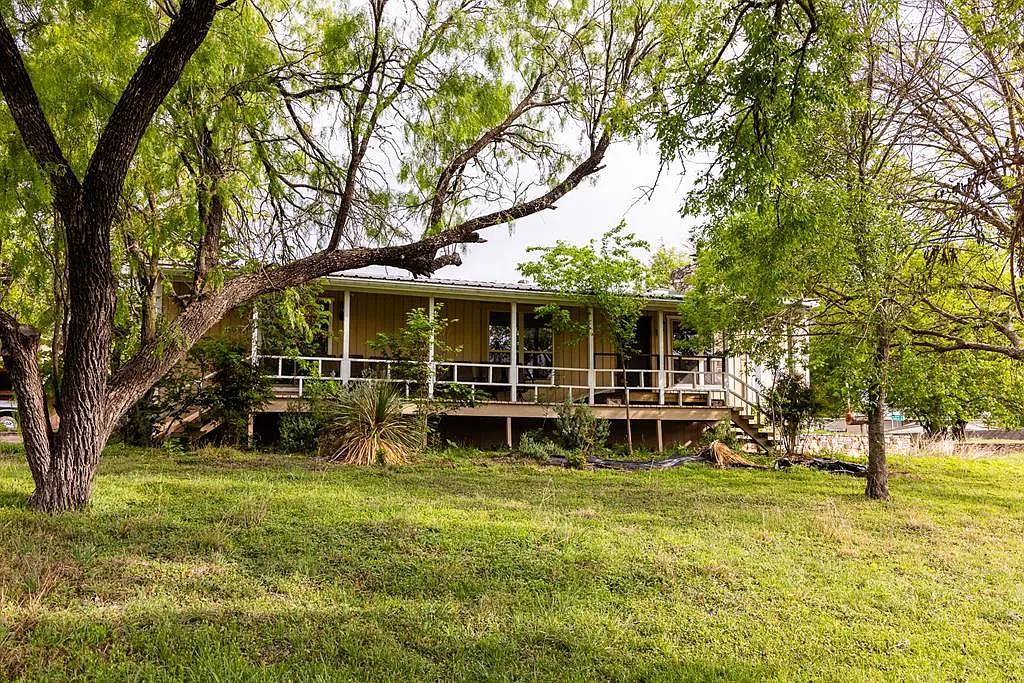 4 bed, 3.0 bath, 3100 sqft, $4,500 — Photo 1