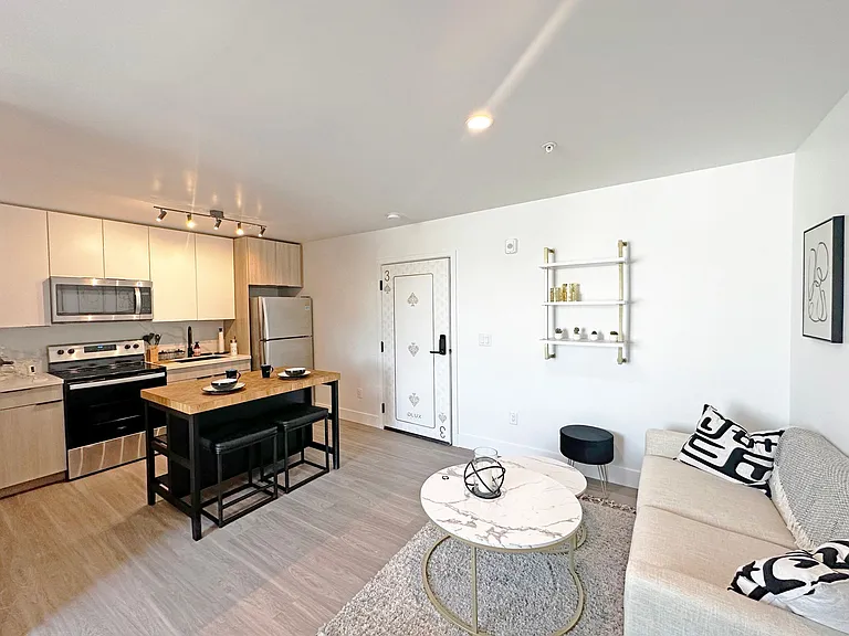 DLUX Lofts - Modern Downtown Studios — Photo 6