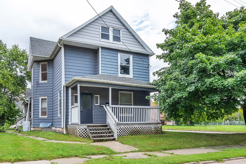 3 bed, 800 sqft, $1,095 — Photo 1