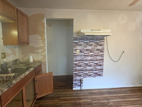4th image of 821 E 10th Pl