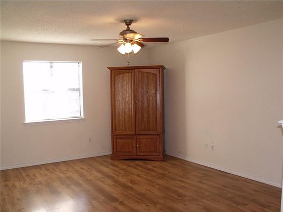 4th image of 701 SE 4th St