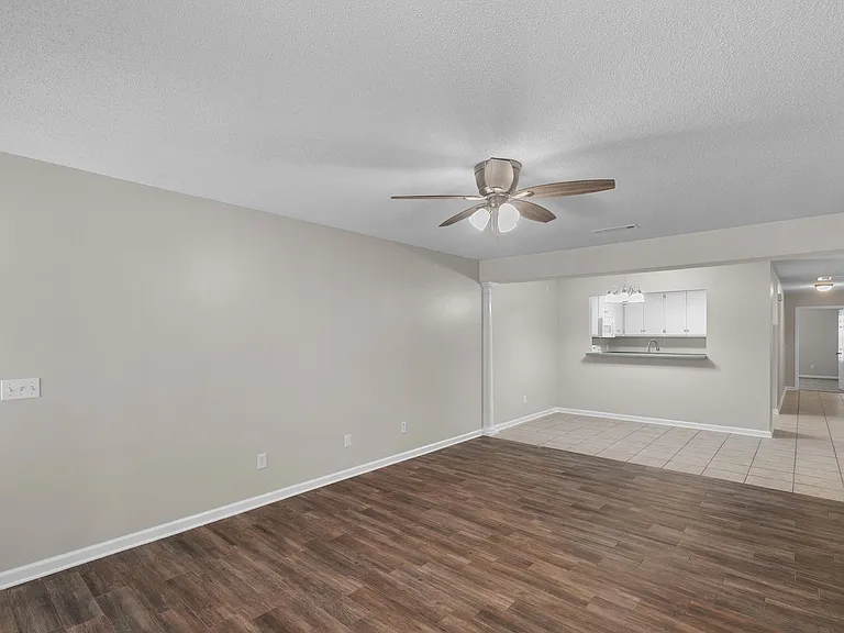 110 Creeke Ln — Photo 2