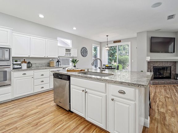 3rd image of 4047 Meadow Wood Dr