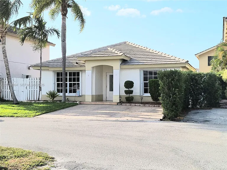 5267 NW 186th Ln — Photo 1