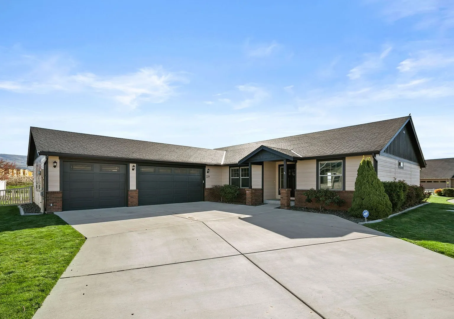 Located in Sunnyslope! 3+ beds, 2.5 baths, 3 car garage with open living spaces and huge yard! — Photo 2