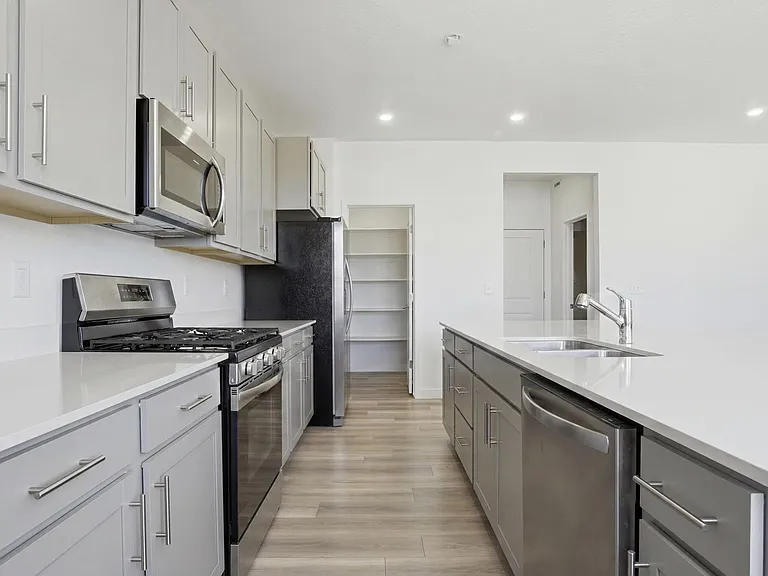 154 E Parade Ave — Photo 11