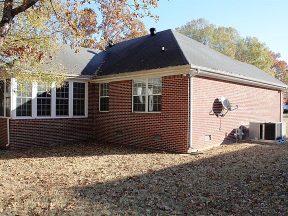 4th image of 46 Regalwood Ln