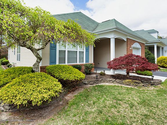 3rd image of 8 Evergreen Springs Dr