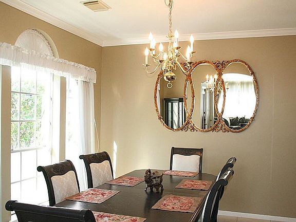4th image of 15318 Amesbury Ln