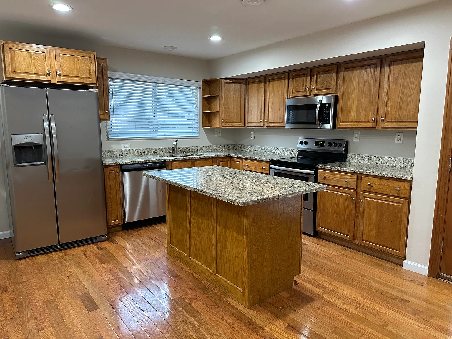 3 bed, 1334 sqft, $2,050 — Photo 3