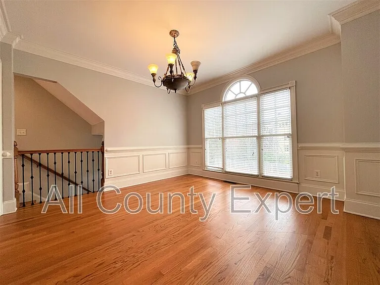 895 Lenox Ct NE — Photo 3