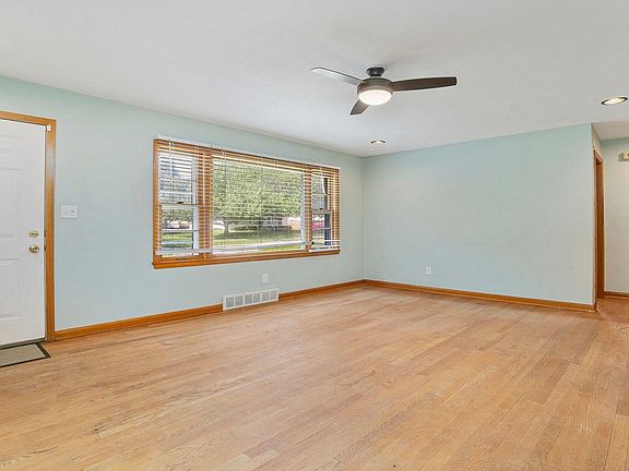 5th image of 1111 Winthrop Ln