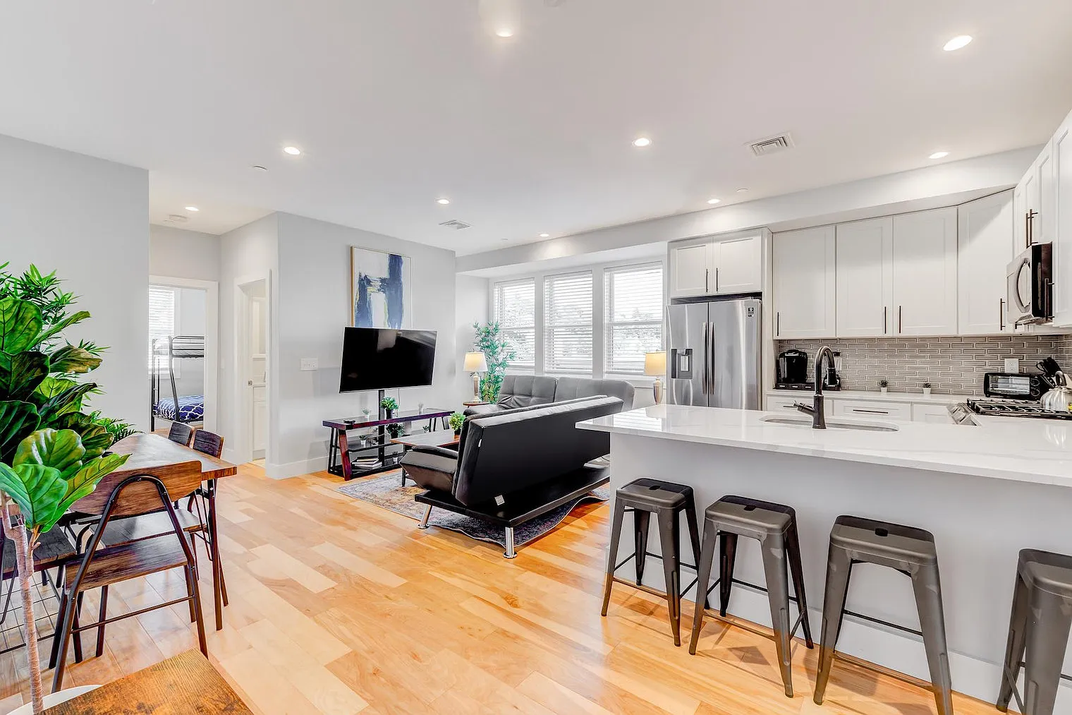 3 bed, 2.0 bath, 968 sqft, $3,142 — Photo 3