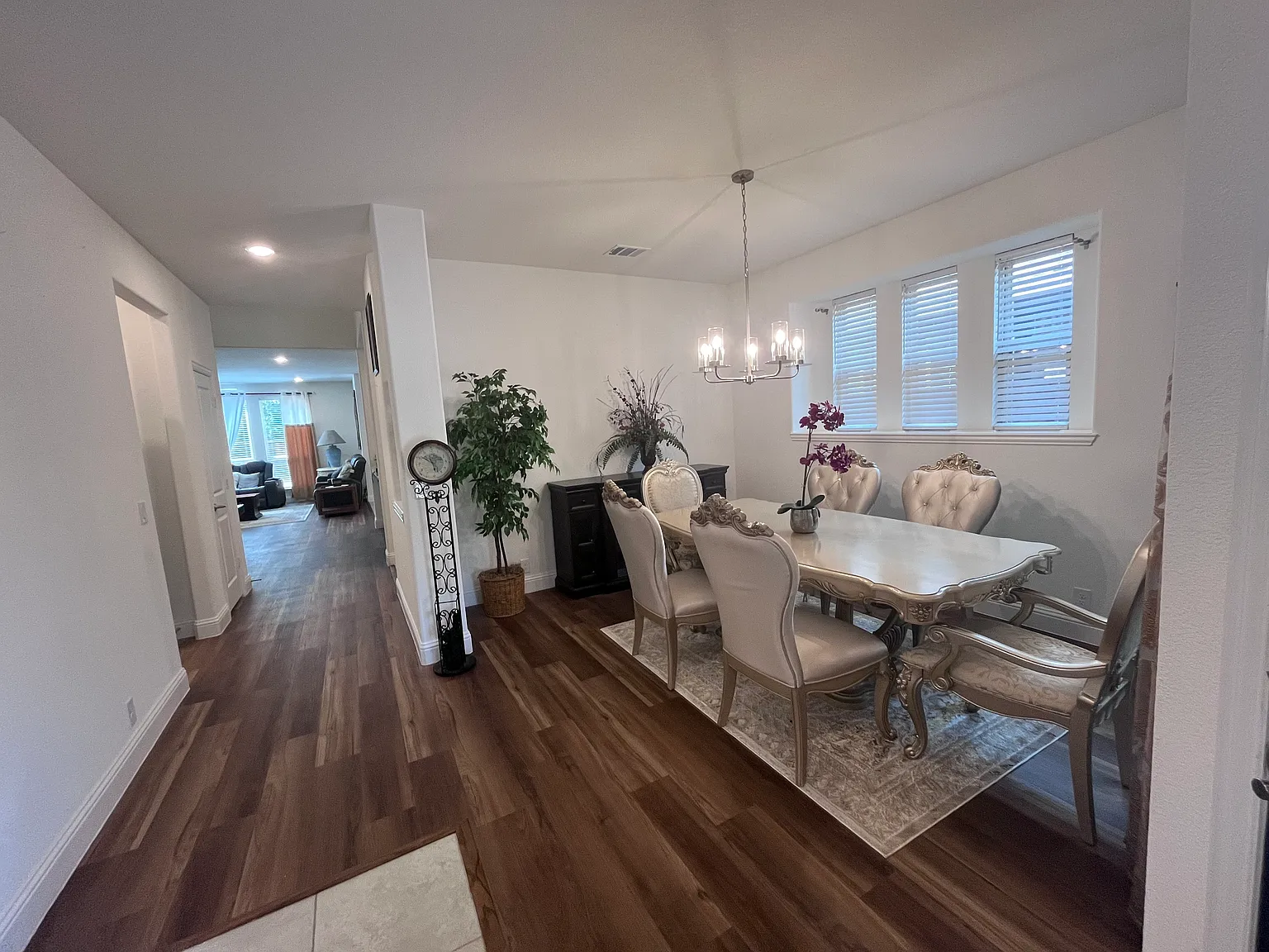 5 bed, 3.5 bath, 3754 sqft, $3,550 — Photo 3
