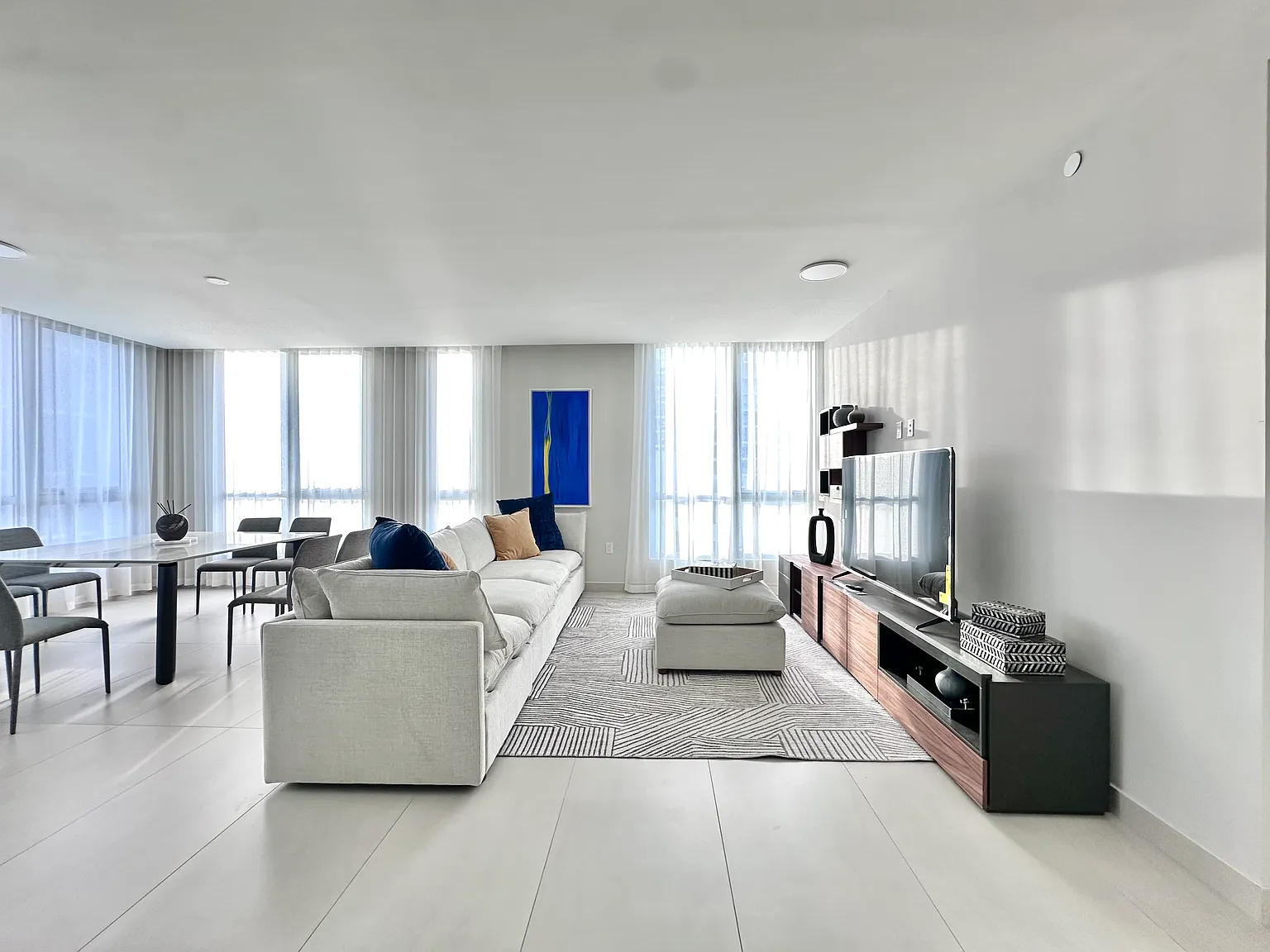 2 bed, 2.5 bath, 1400 sqft, $10,000 — Photo 2